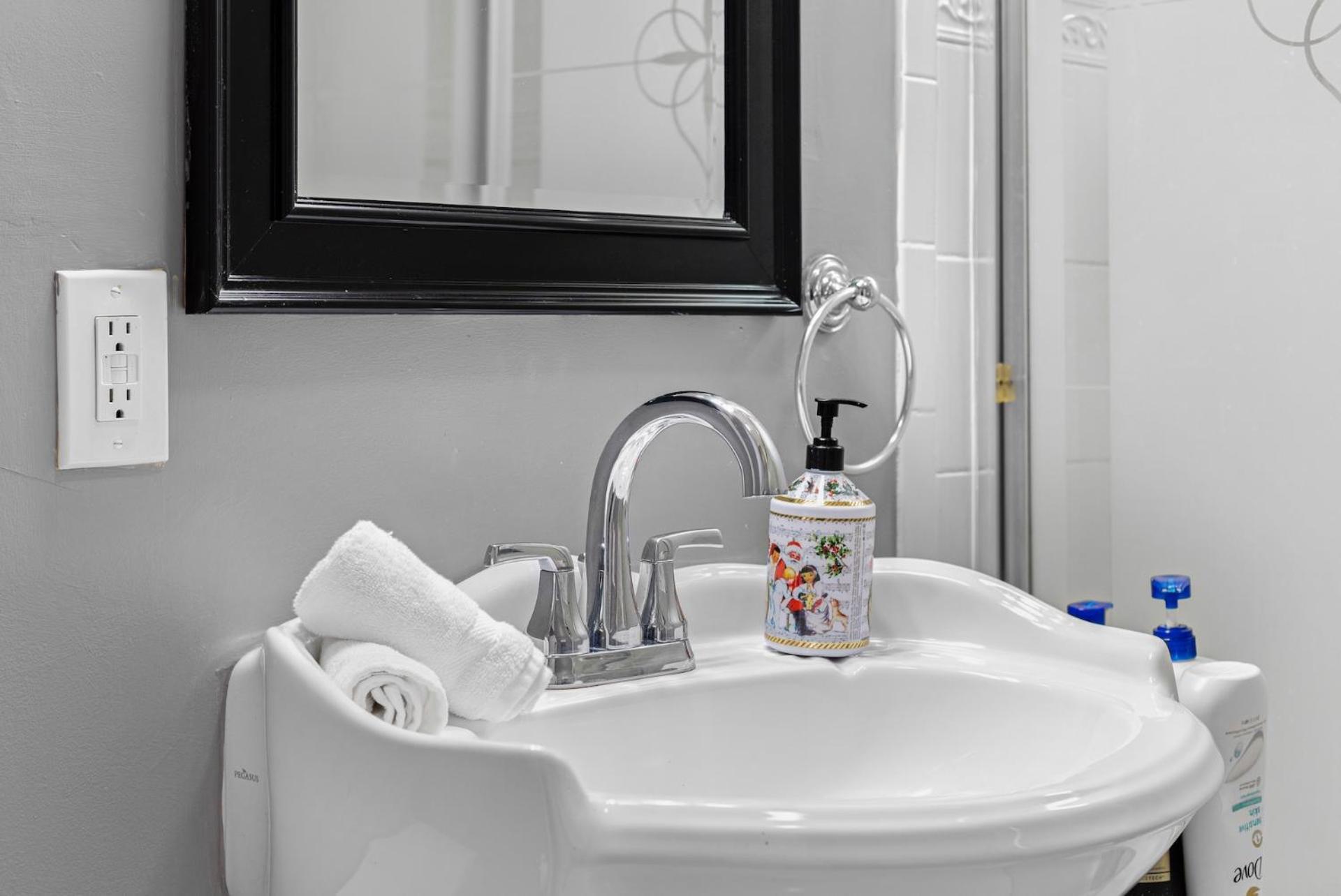 Spacious Apartments Near Ashmont - Evonify Stays Бостън Екстериор снимка