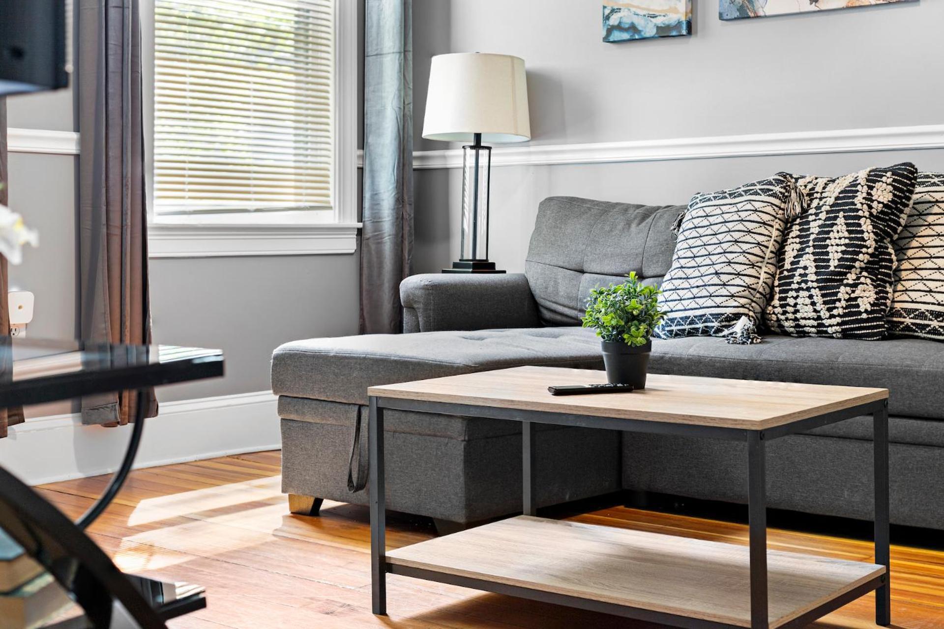 Spacious Apartments Near Ashmont - Evonify Stays Бостън Екстериор снимка