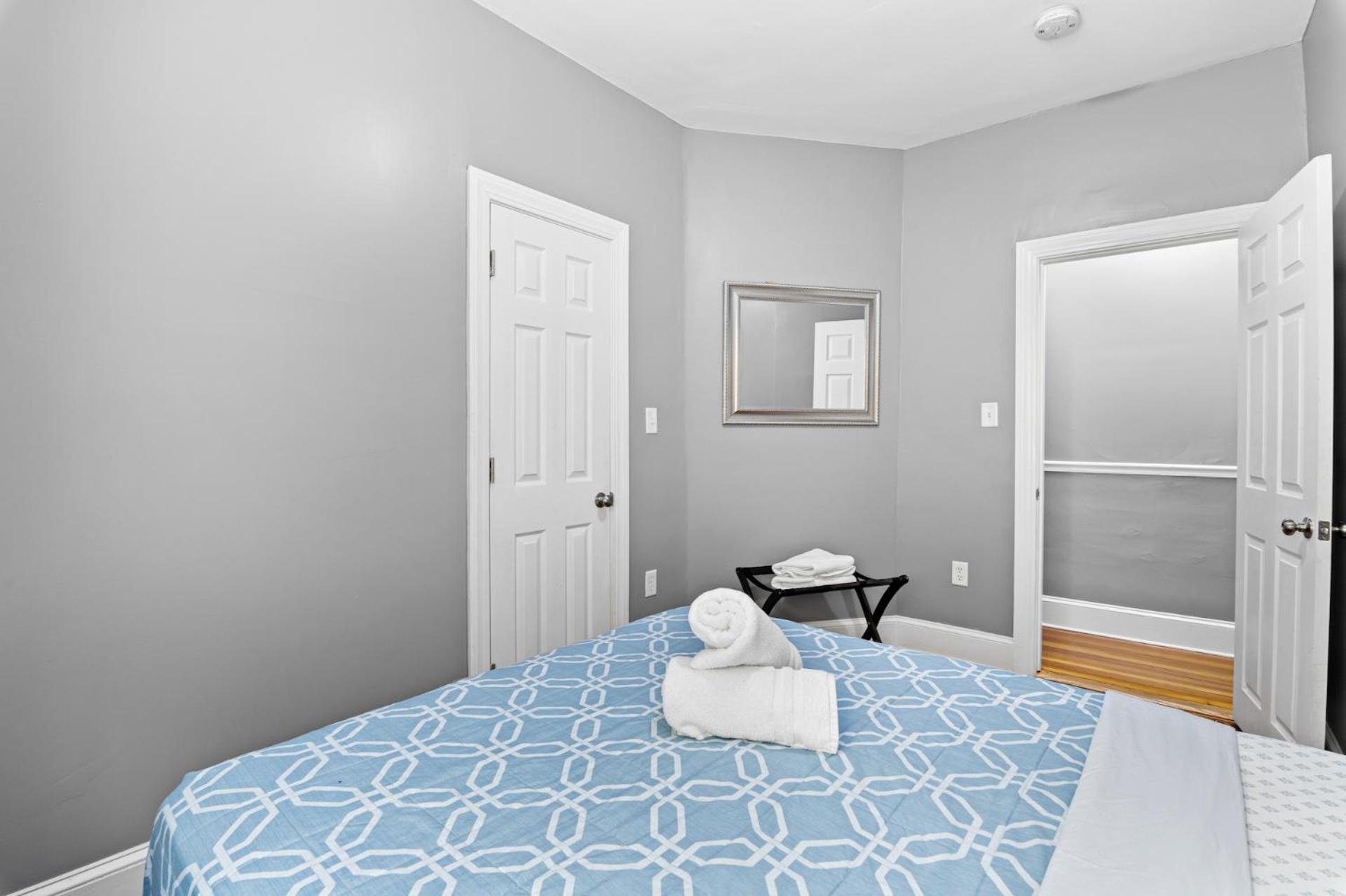 Spacious Apartments Near Ashmont - Evonify Stays Бостън Екстериор снимка